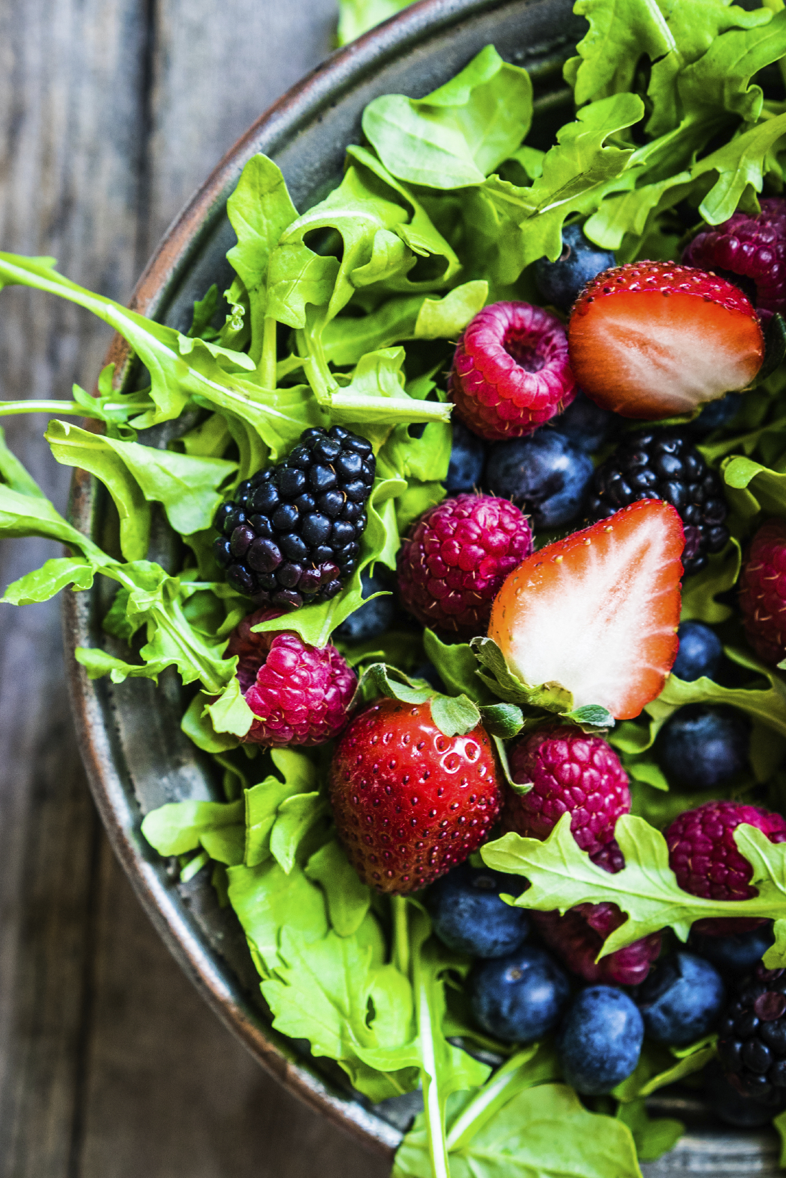 Green salad with arugula and berries